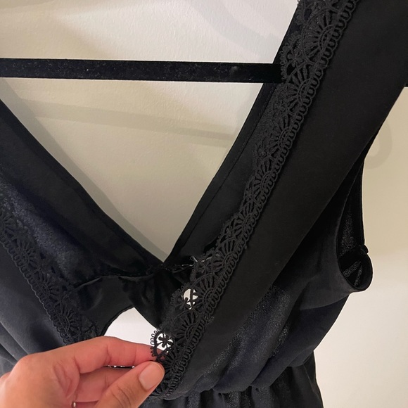 SOLD Zaful small black baby doll cropped v neck top - Picture 3 of 6